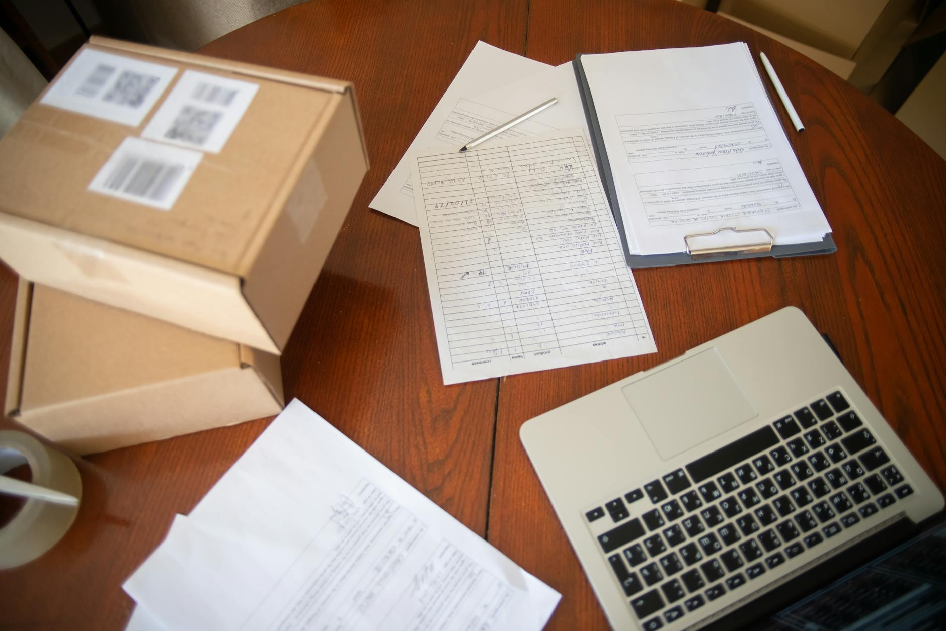 Phân định trách nhiệm của thương nhân và đơn vị logistics trong cung cấp chứng từ hàng hóa